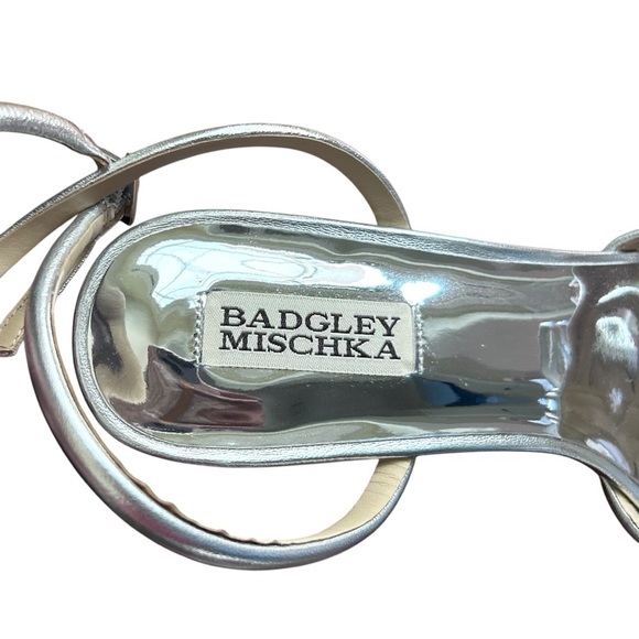 Badgley Mischka Luciana Wedge Sandal Sz 7.5 Knot Detail Silver Metallic Leather - Picture 7 of 12